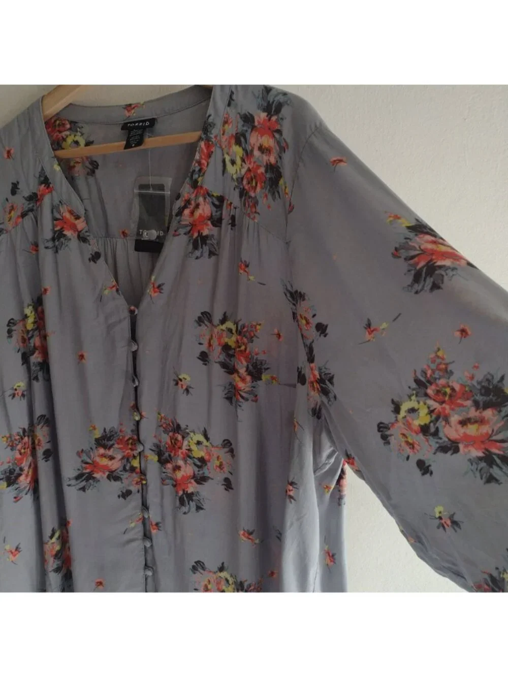 Torrid Gray Floral Blouse Sz 4 NEW Flowy Challis Relaxed Fit 4X - Picture 7 of 9